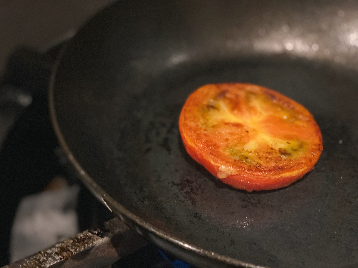 トマトバジルカプレーゼで作る「オンザトマトステーキ」